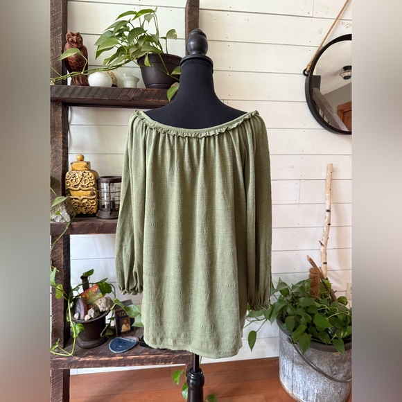 Max Studio: Olive Green BoHo Blouse with Keyhole Neckline and Ruffle Trim - Picture 5 of 16